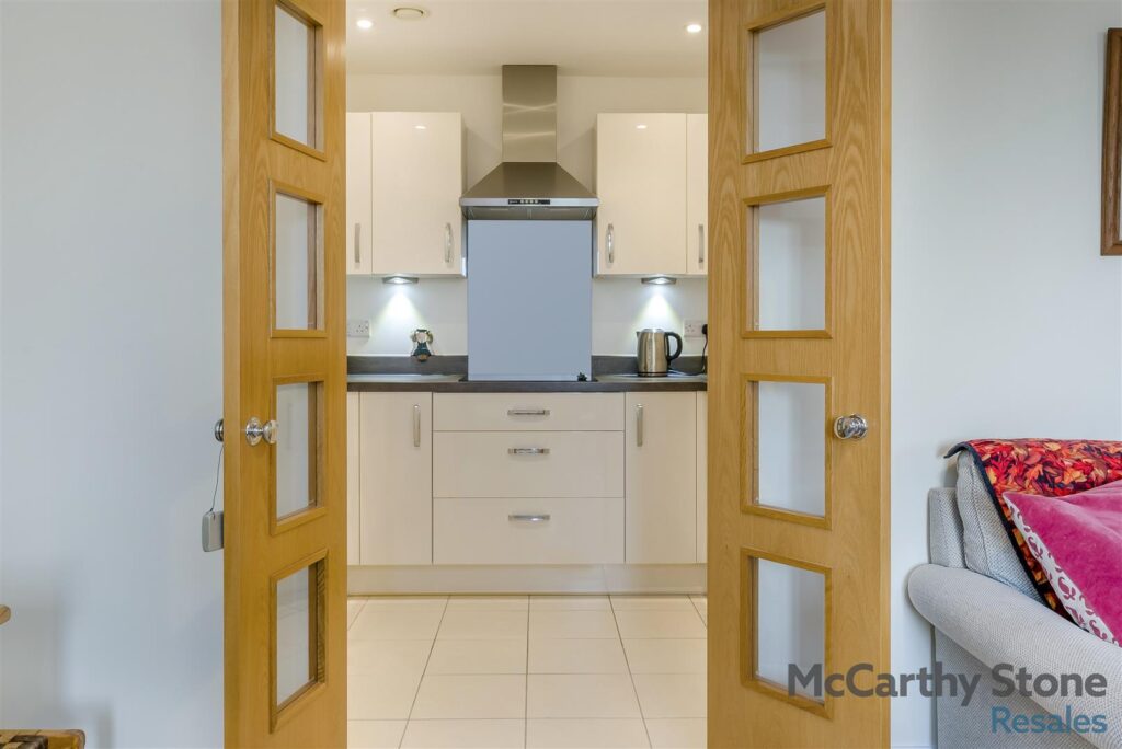 44 Eleanor House, London Road, St. Albans AL1 1NR
