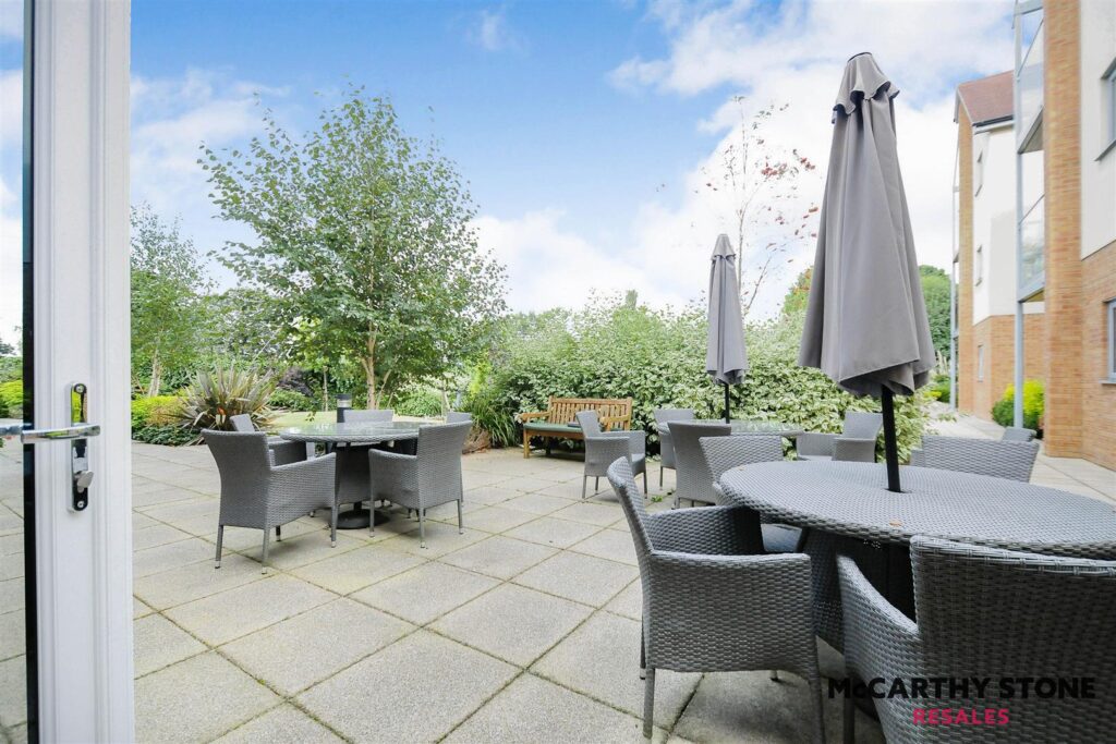 44 Eleanor House, London Road, St. Albans AL1 1NR