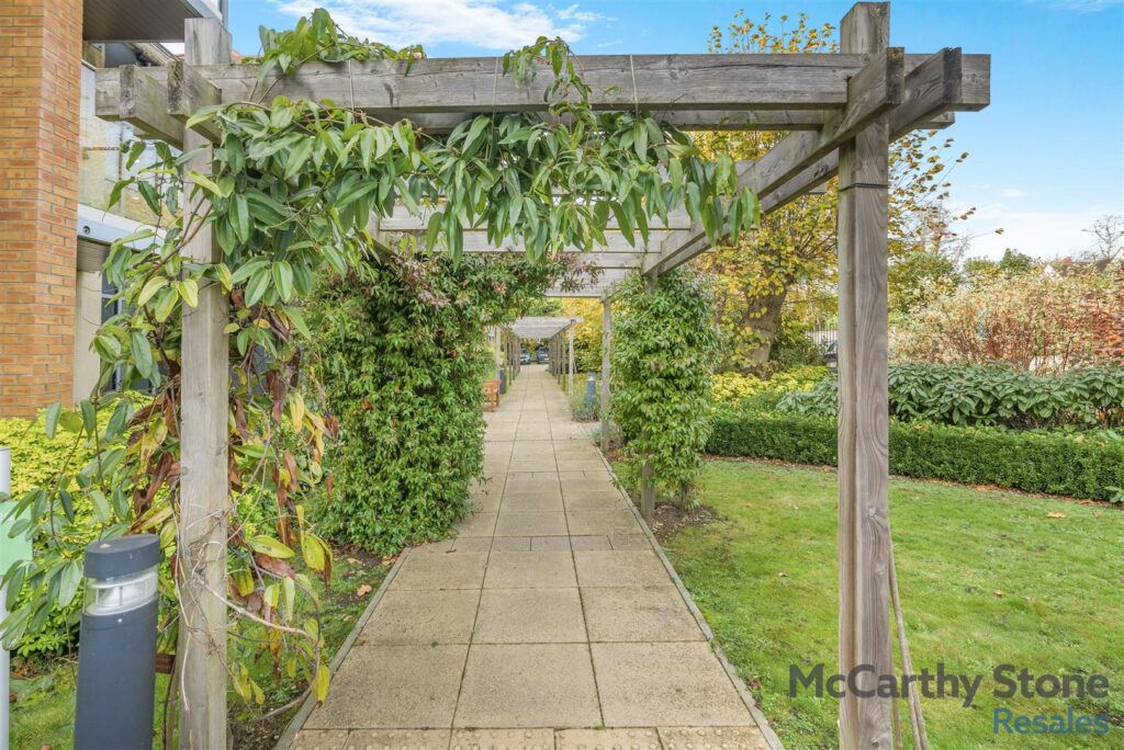 44 Eleanor House, London Road, St. Albans AL1 1NR