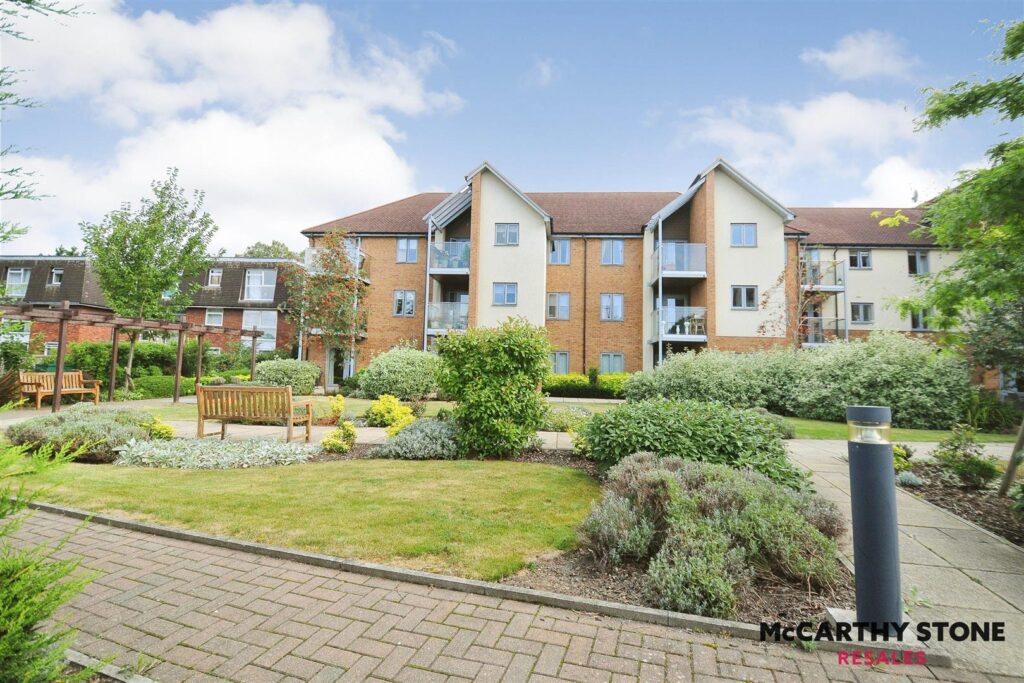 44 Eleanor House, London Road, St. Albans AL1 1NR