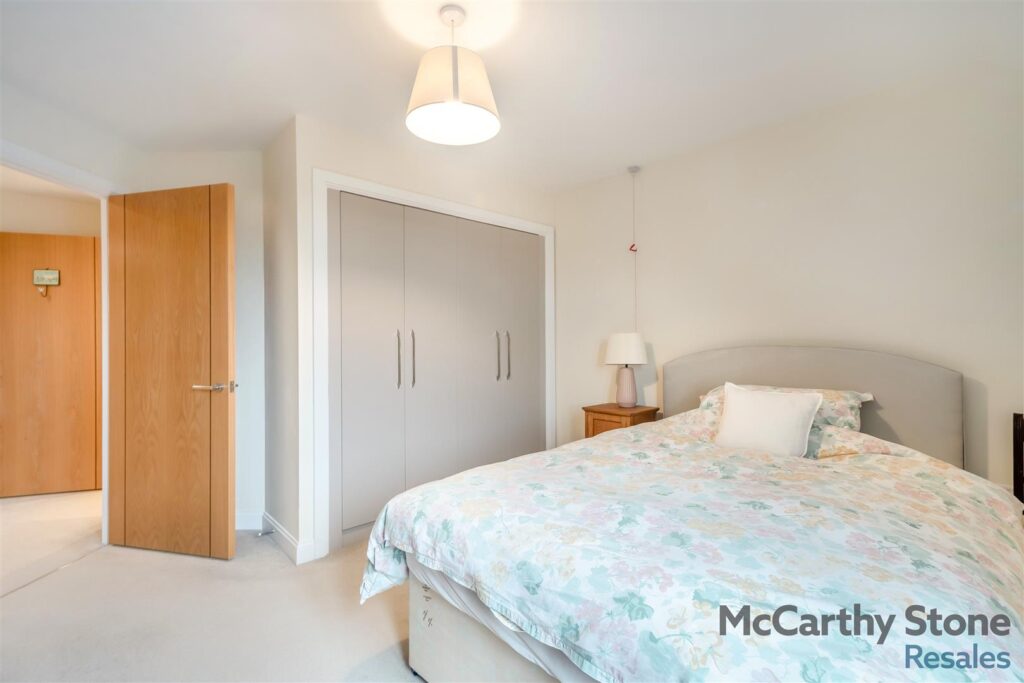 44 Eleanor House, London Road, St. Albans AL1 1NR