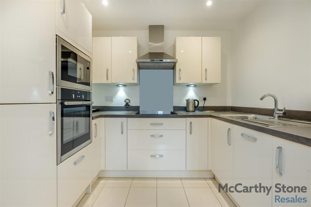 44 Eleanor House, London Road, St. Albans AL1 1NR
