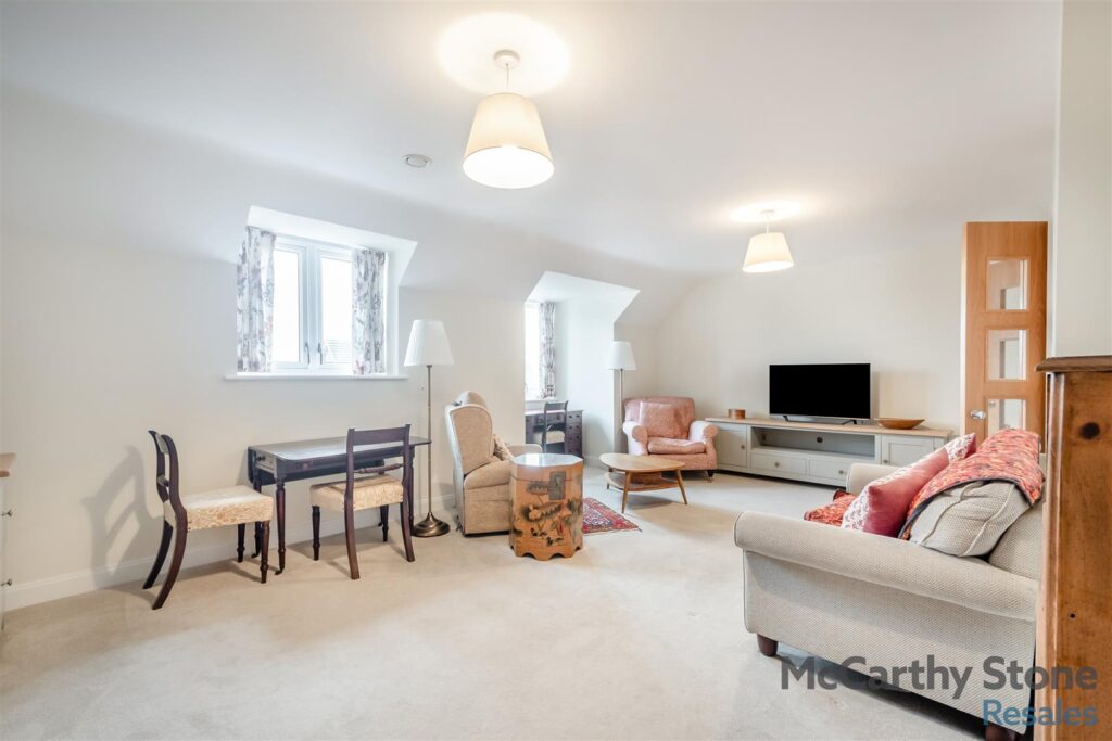 44 Eleanor House, London Road, St. Albans AL1 1NR