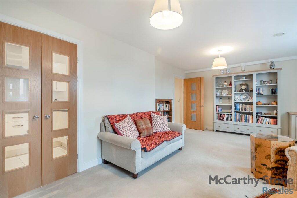 44 Eleanor House, London Road, St. Albans AL1 1NR