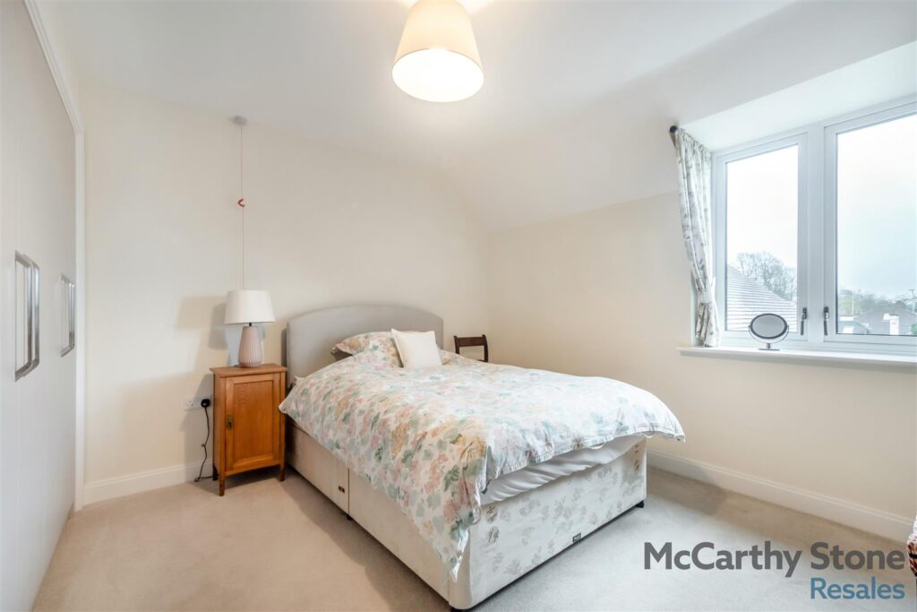 44 Eleanor House, London Road, St. Albans AL1 1NR