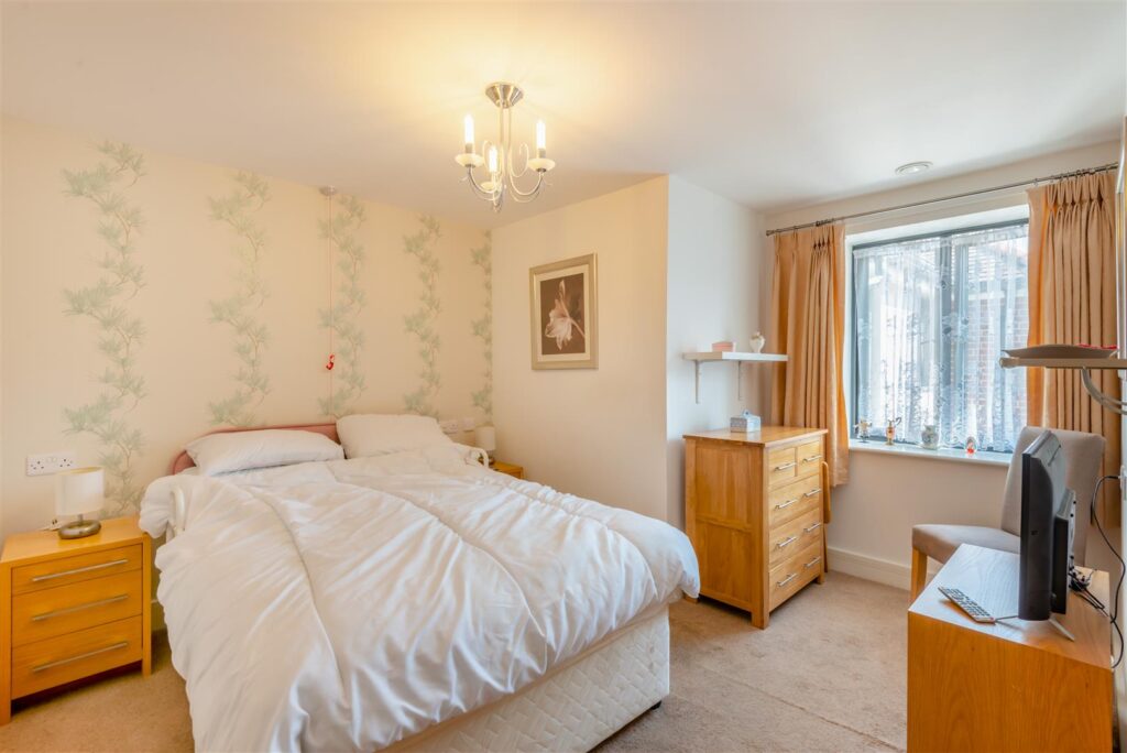Mandeville Court, Darkes Lane, Potters Bar, Hertfordshire, EN6 1BZ