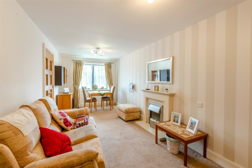 Mandeville Court, Darkes Lane, Potters Bar, Hertfordshire, EN6 1BZ