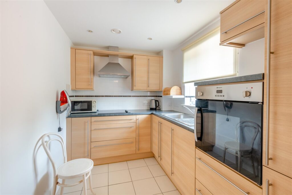 Mandeville Court, Darkes Lane, Potters Bar, Hertfordshire, EN6 1BZ