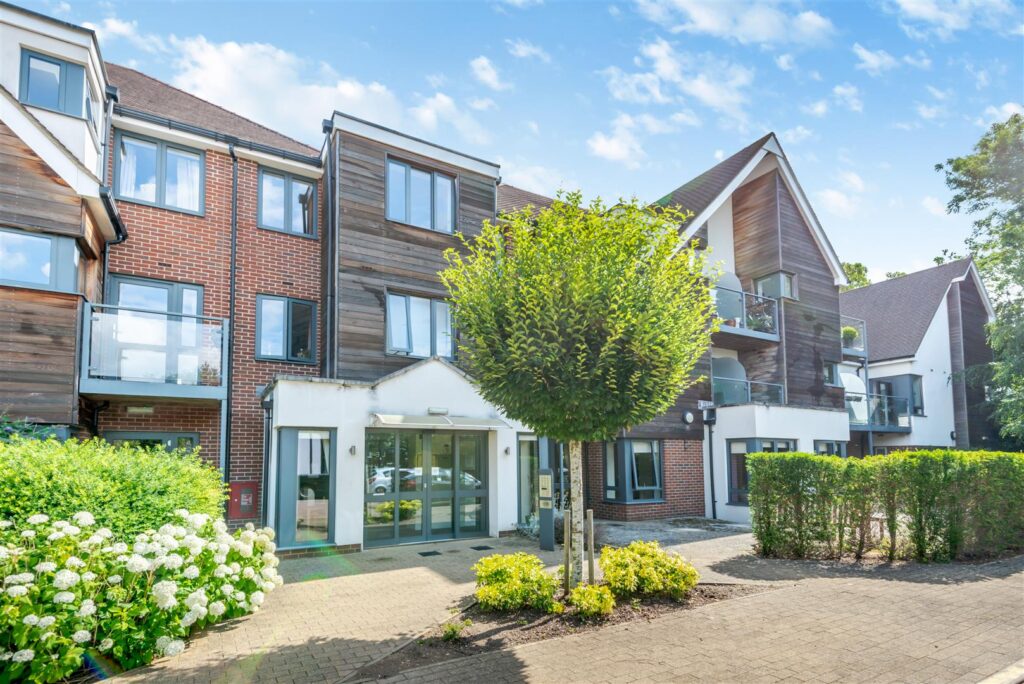 Mandeville Court, Darkes Lane, Potters Bar, Hertfordshire, EN6 1BZ
