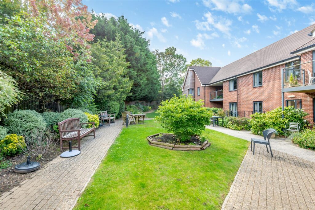 Mandeville Court, Darkes Lane, Potters Bar, Hertfordshire, EN6 1BZ
