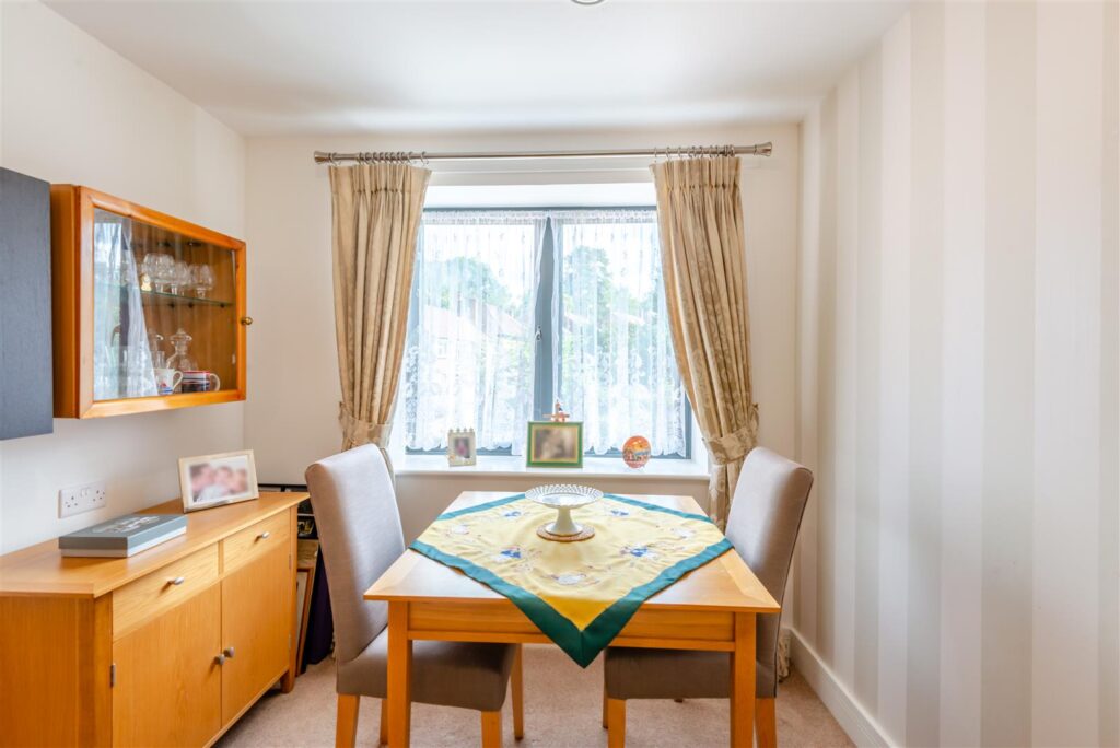Mandeville Court, Darkes Lane, Potters Bar, Hertfordshire, EN6 1BZ