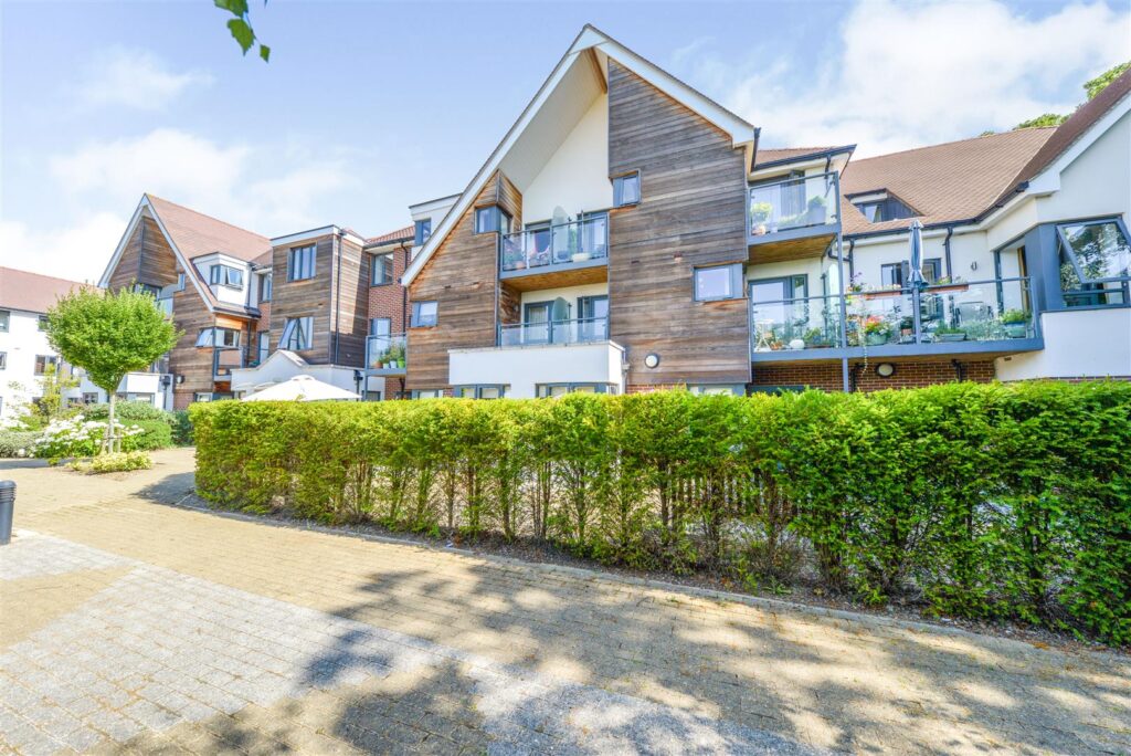 Mandeville Court, Darkes Lane, Potters Bar, Hertfordshire, EN6 1BZ