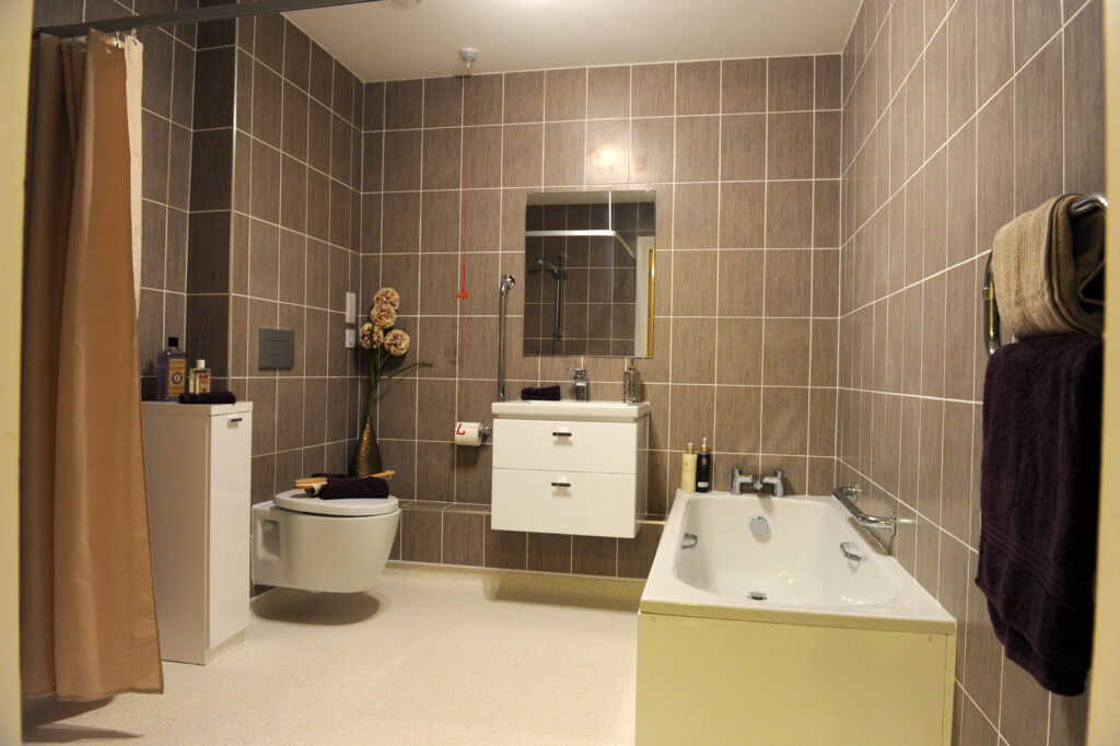 Ravenshaw – Apartment Bathroom