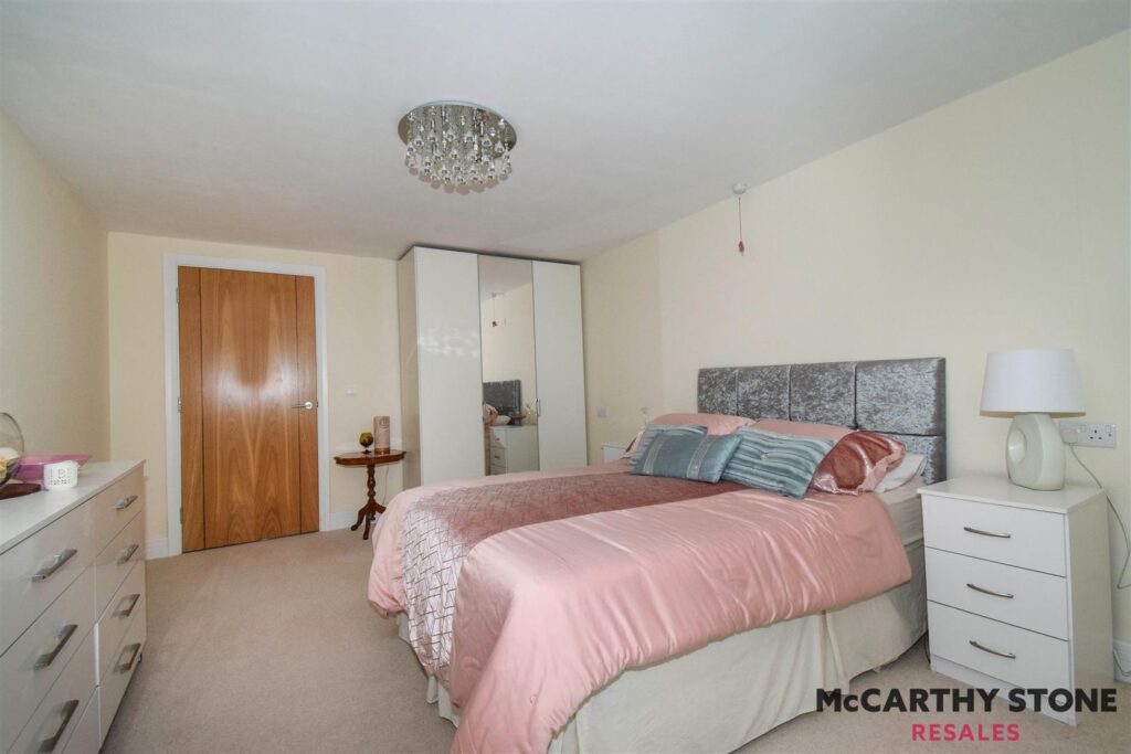 Glenhills Court, Little Glen Road, Glen Parva, Leicester, LE2 9DH