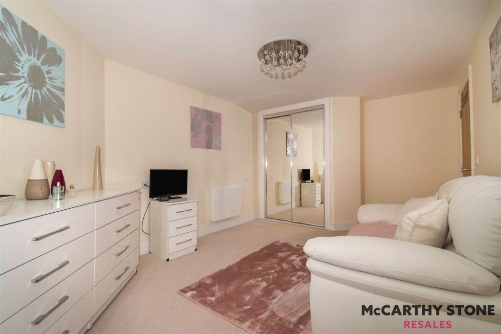 Glenhills Court, Little Glen Road, Glen Parva, Leicester, LE2 9DH