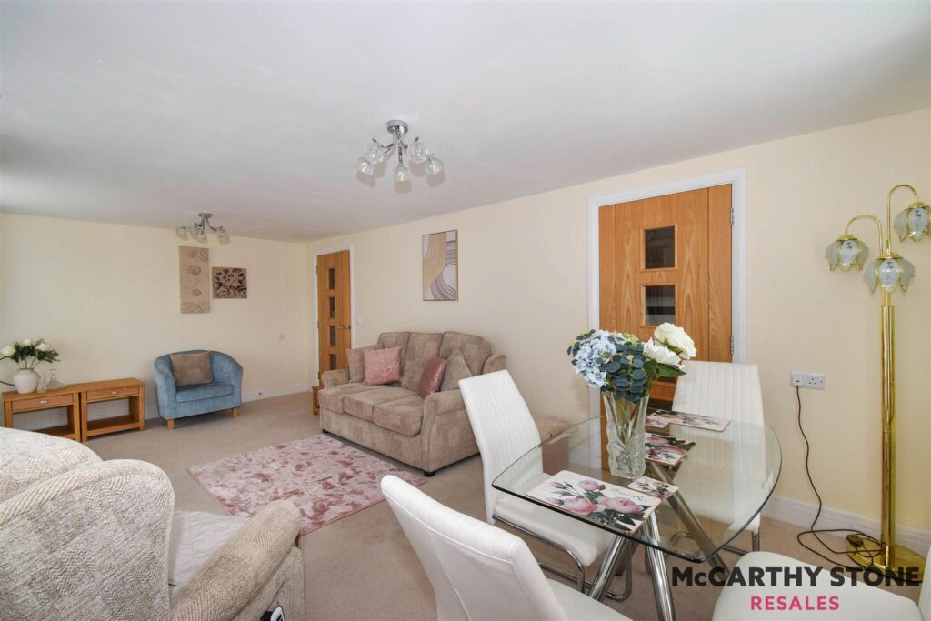 Glenhills Court, Little Glen Road, Glen Parva, Leicester, LE2 9DH