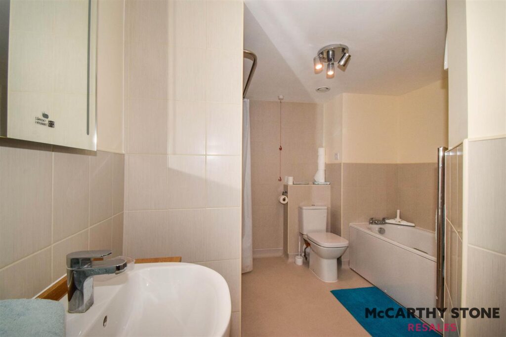Glenhills Court, Little Glen Road, Glen Parva, Leicester, LE2 9DH