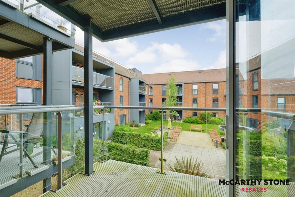 Wayfarer Place, The Dean, Alresford, SO24 9FT