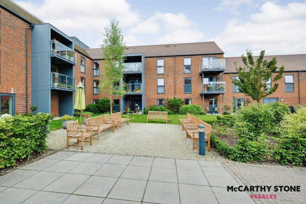 Wayfarer Place, The Dean, Alresford, SO24 9FT