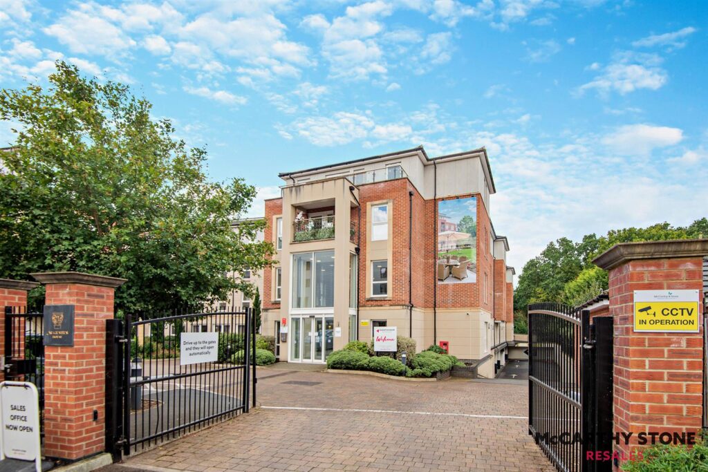 Station Parade, Virginia Water