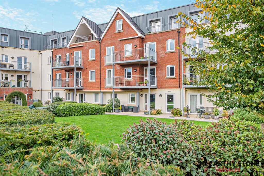 Macaulay Road, Broadstone, Dorset, BH18 8AR