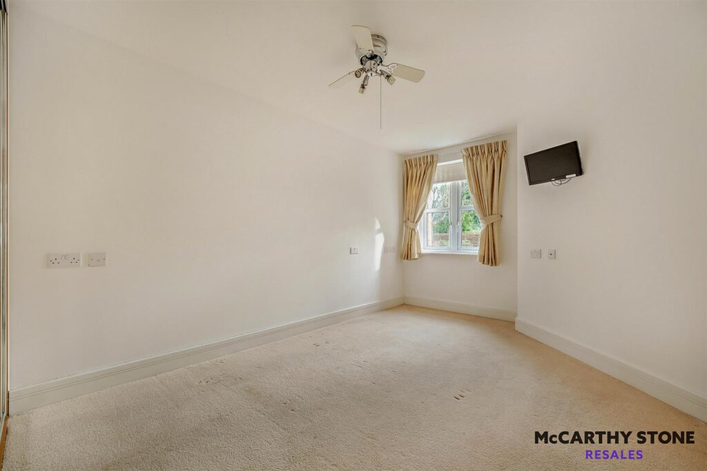 1 Ridgeway Court, Heathfield, TN21 8NB