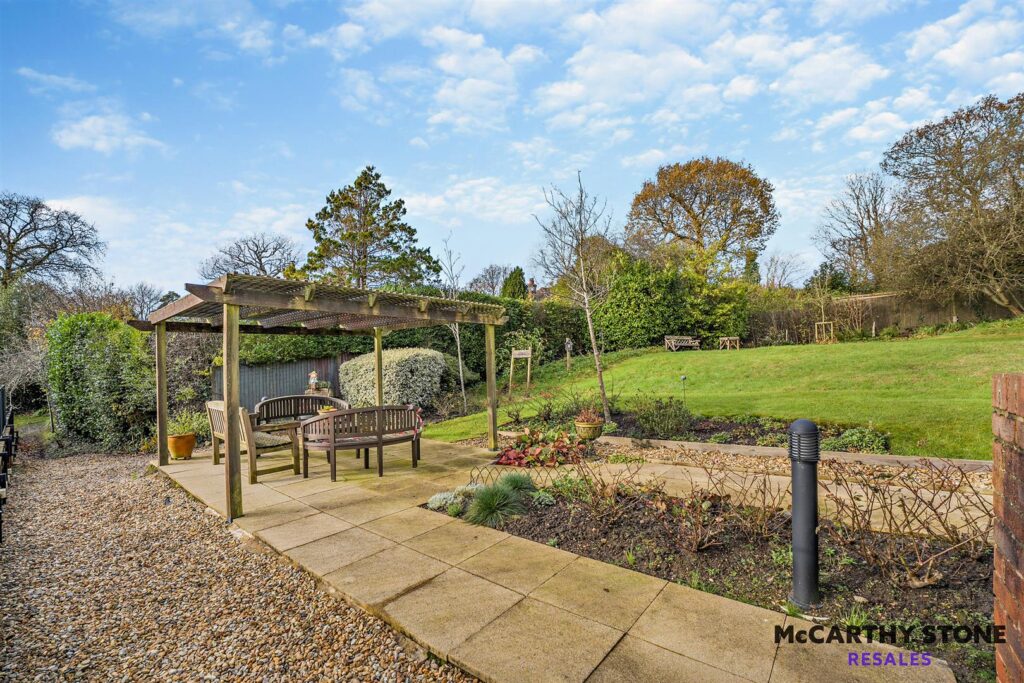 1 Ridgeway Court, Heathfield, TN21 8NB