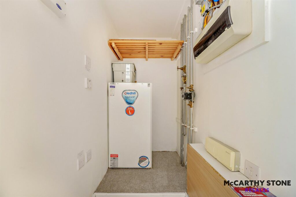 1 Ridgeway Court, Heathfield, TN21 8NB