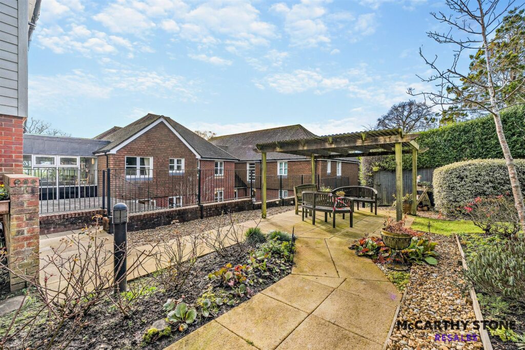 1 Ridgeway Court, Heathfield, TN21 8NB