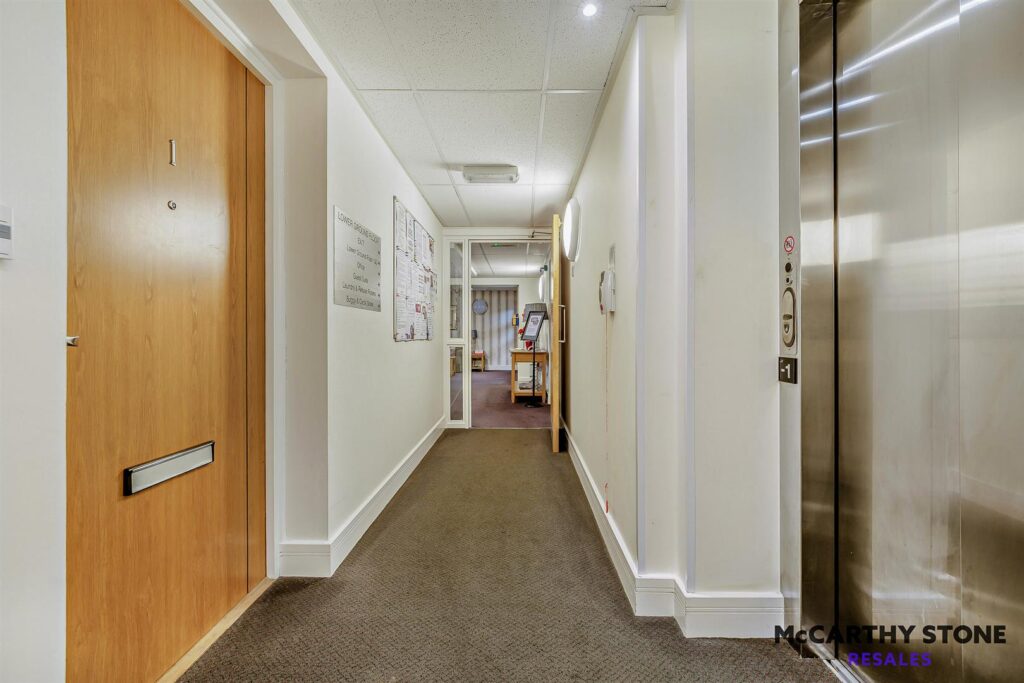 1 Ridgeway Court, Heathfield, TN21 8NB