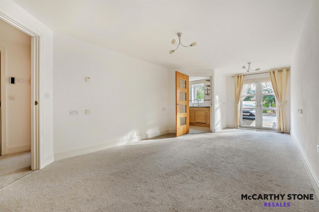 1 Ridgeway Court, Heathfield, TN21 8NB