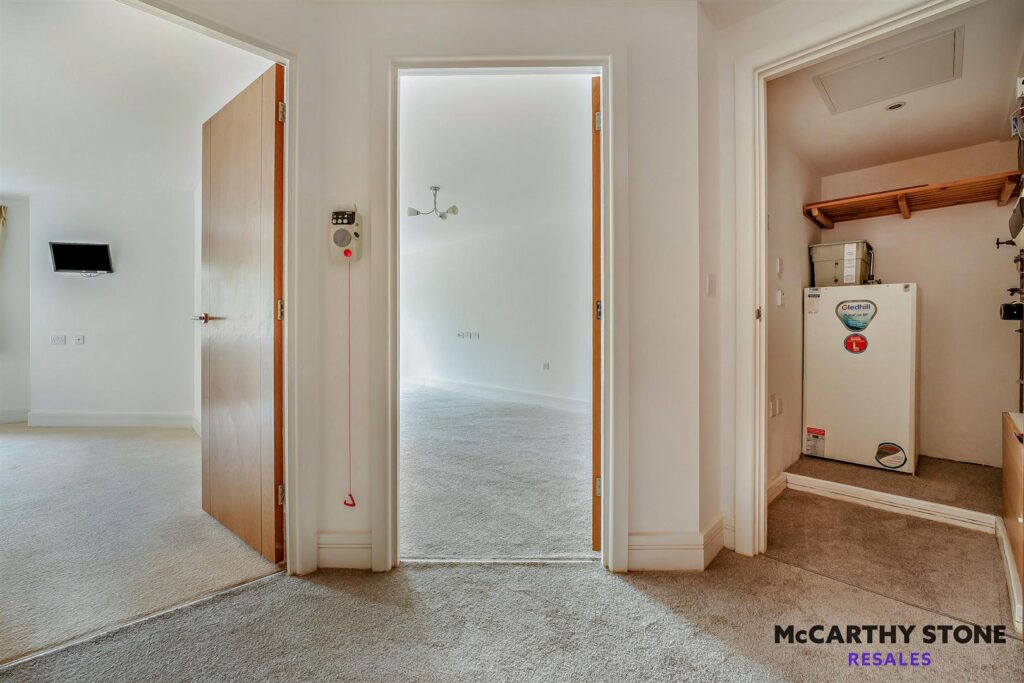 1 Ridgeway Court, Heathfield, TN21 8NB