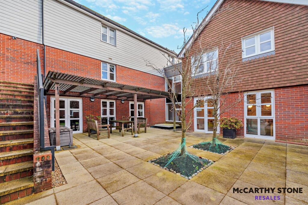 1 Ridgeway Court, Heathfield, TN21 8NB
