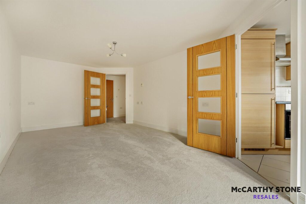 1 Ridgeway Court, Heathfield, TN21 8NB