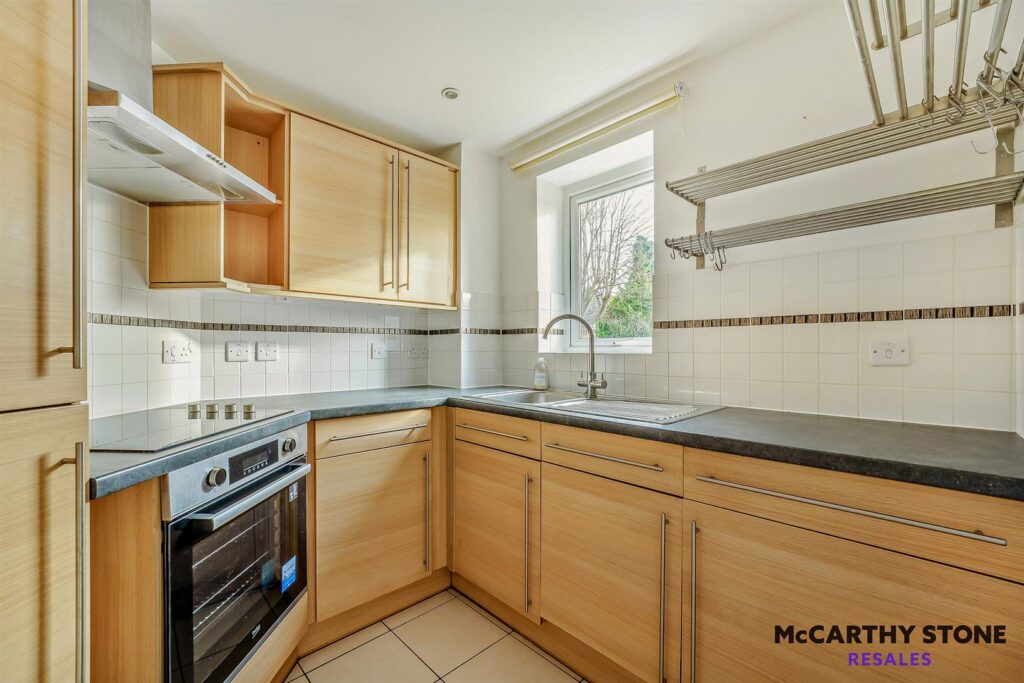 1 Ridgeway Court, Heathfield, TN21 8NB
