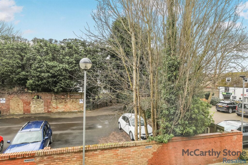 Elm Tree Court, High Street, Huntingdon