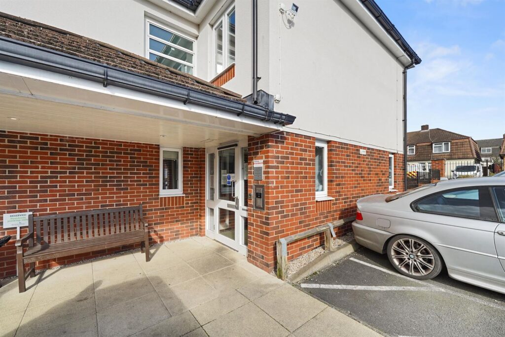 White Hart Lane, Romford, RM7 8LZ