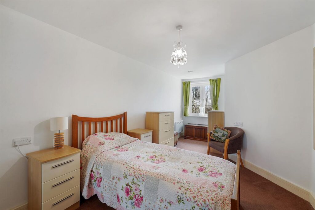 White Hart Lane, Romford, RM7 8LZ