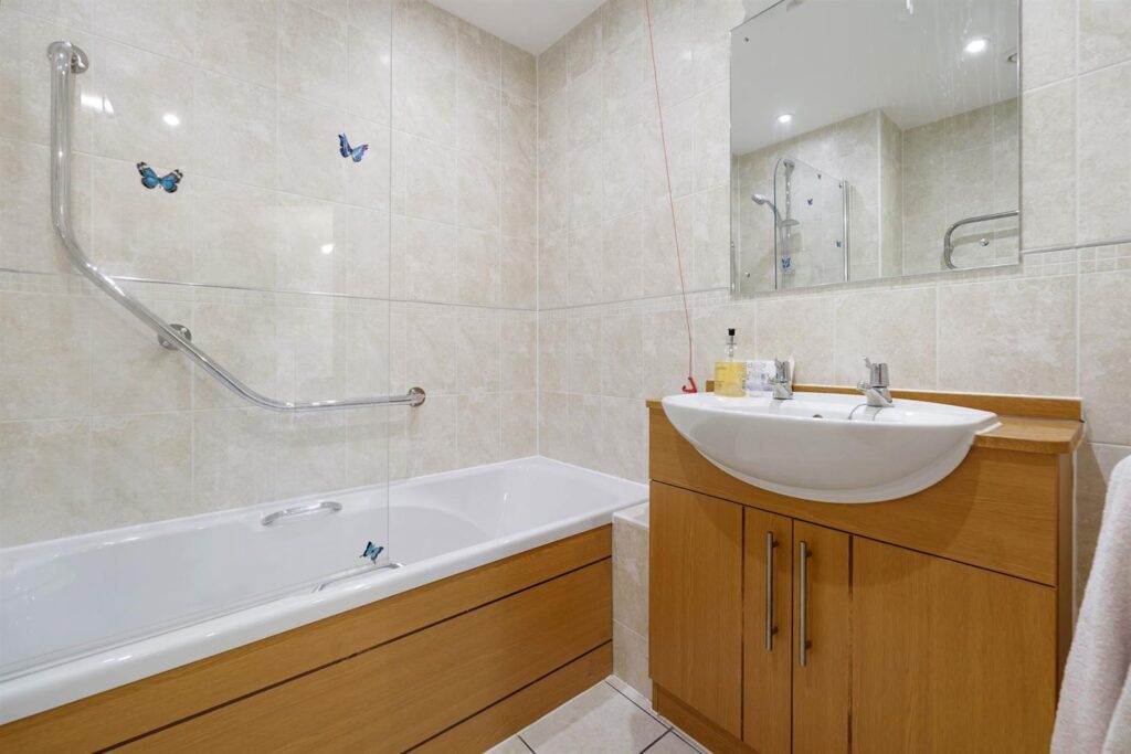 White Hart Lane, Romford, RM7 8LZ
