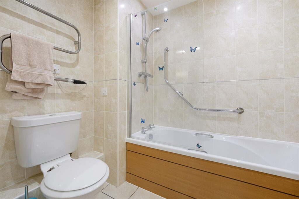 White Hart Lane, Romford, RM7 8LZ