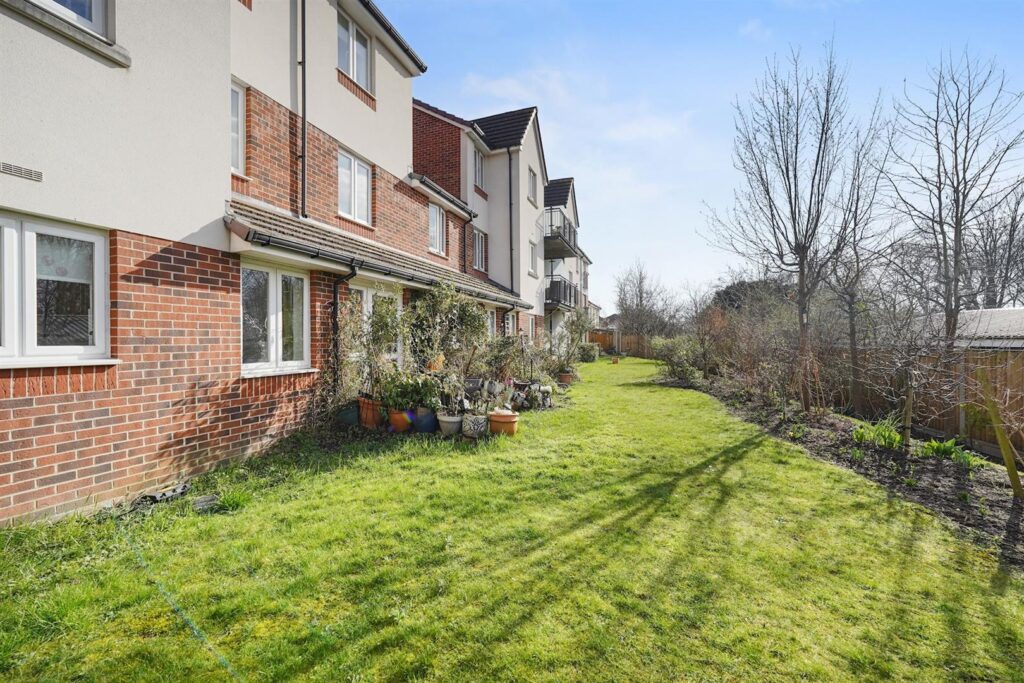 White Hart Lane, Romford, RM7 8LZ