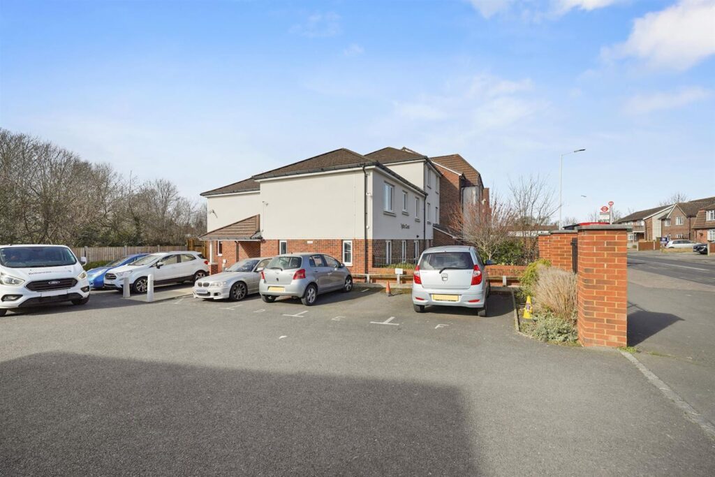 White Hart Lane, Romford, RM7 8LZ