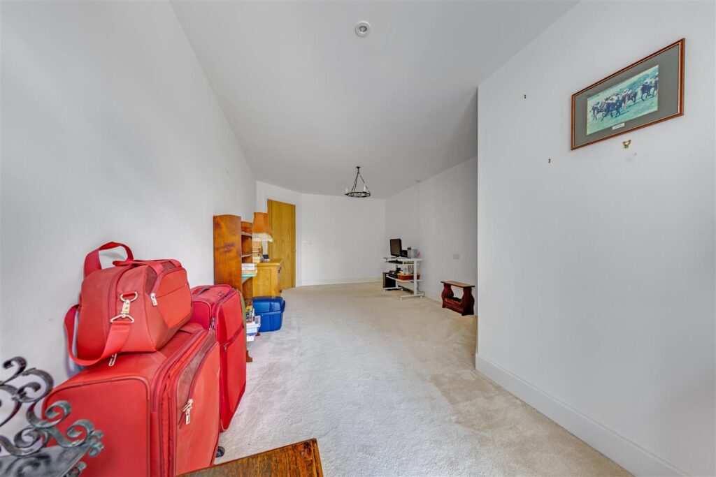 London Road, Guildford, GU1 1FF
