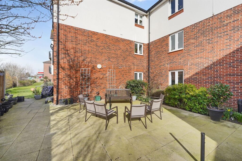 White Hart Lane, Romford, RM7 8LZ