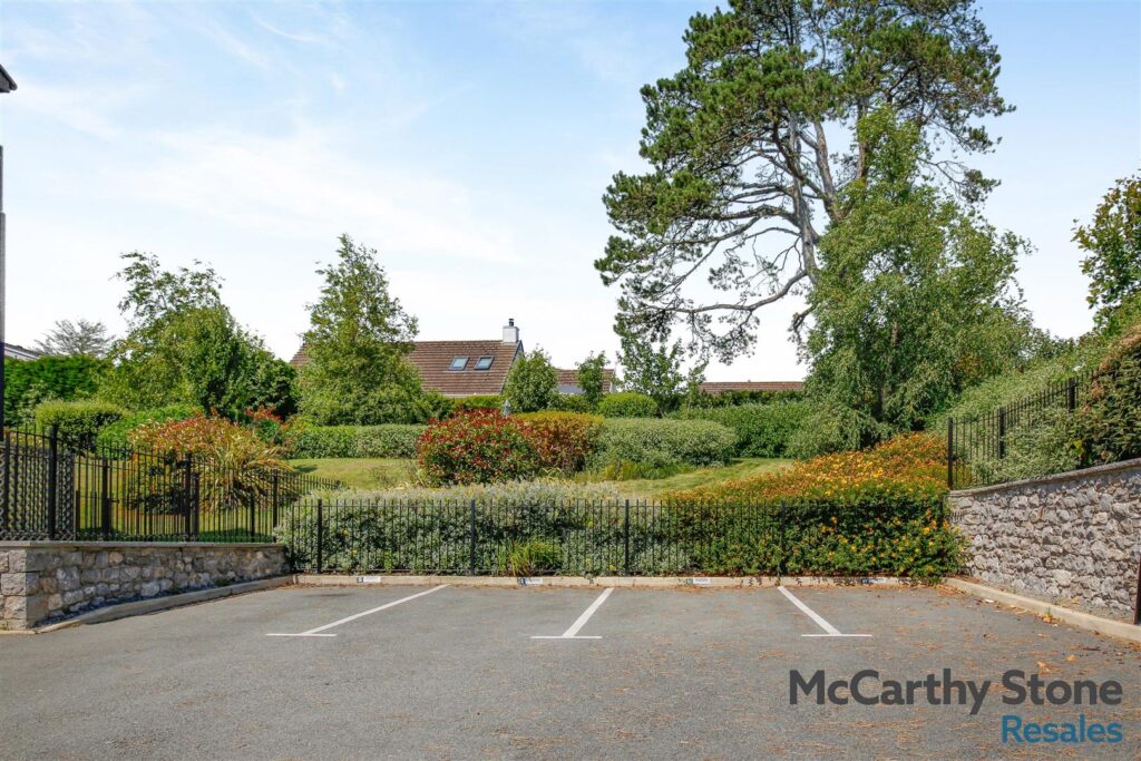Bangor Road, Benllech, Tyn-y-Gongl, Anglesey, Gwynedd, LL74 8TF
