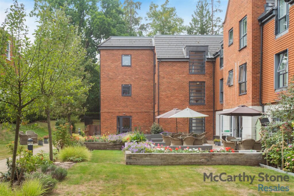 Birch Place, Dukes Ride, Crowthorne, Berkshire, RG45 6GT