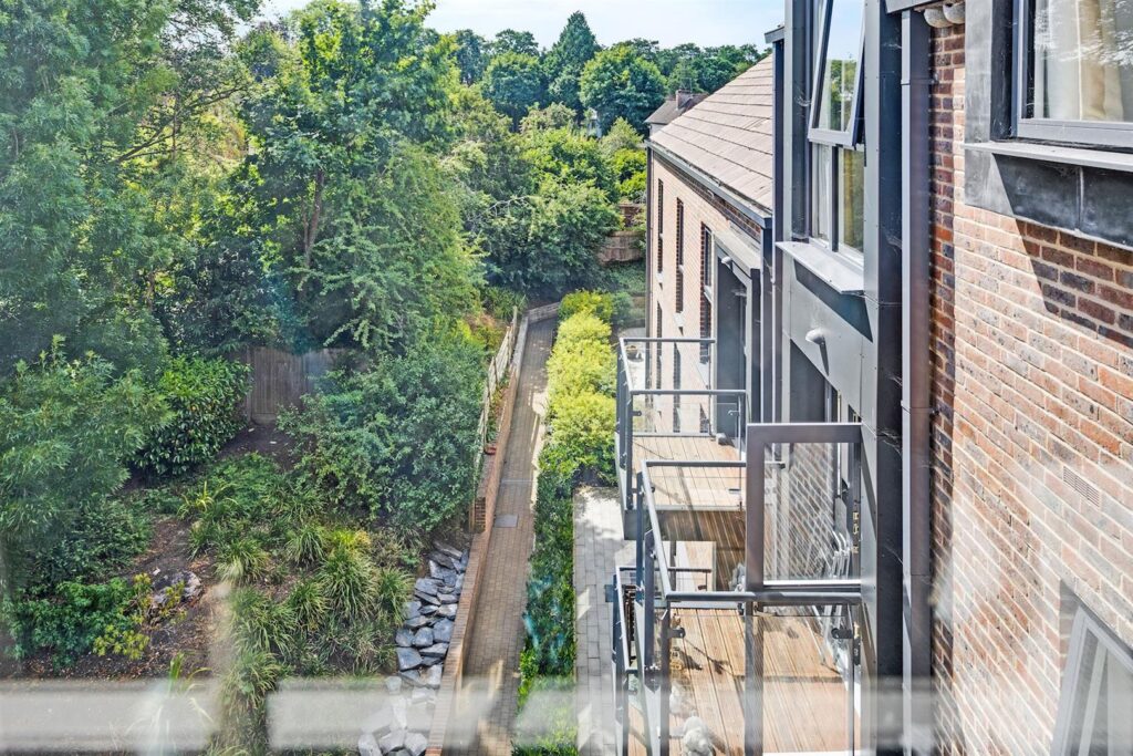 London Road, Guildford, Surrey, GU1 1FF