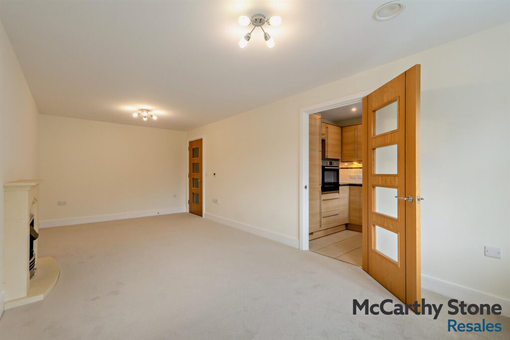 Holmes Place, Crowborough, TN6 2RS
