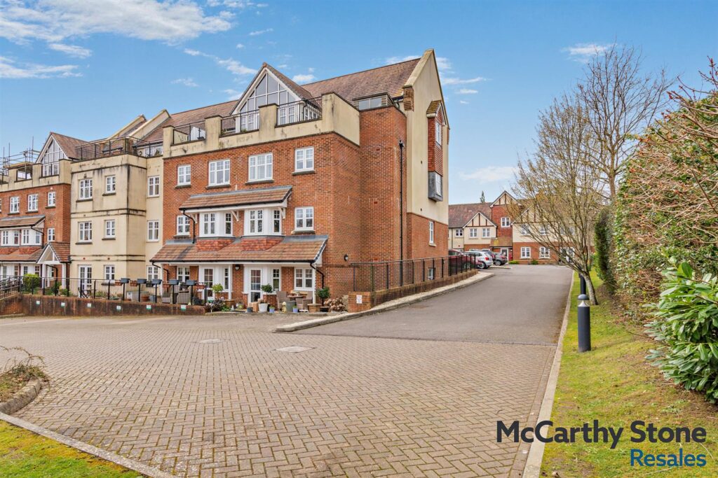 Holmes Place, Crowborough, TN6 2RS