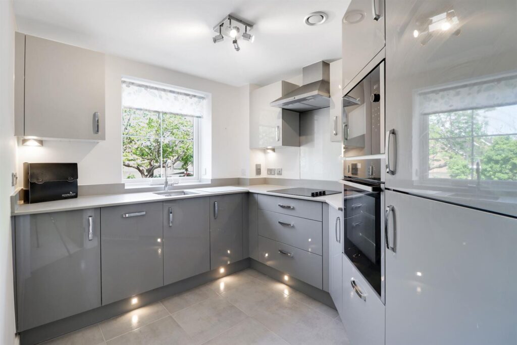 Manor Park Road, Chislehurst, BR7 5FT